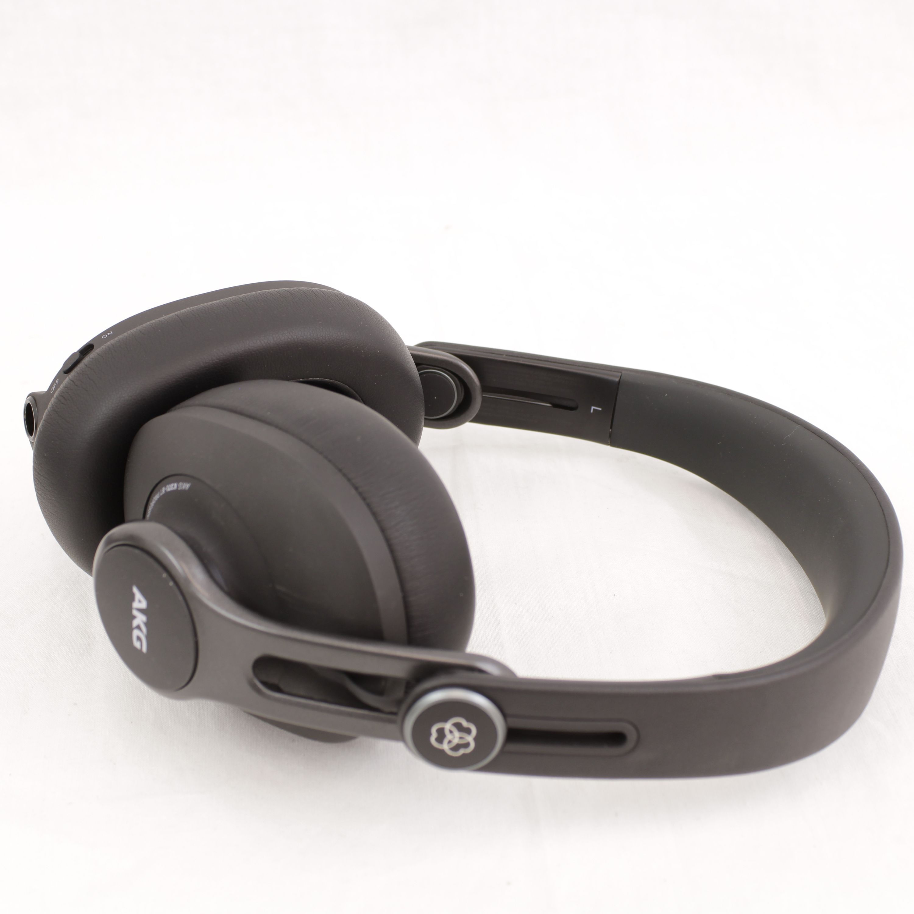 Audífonos de monitoreo bluetooth AKG K371 OPENBOX